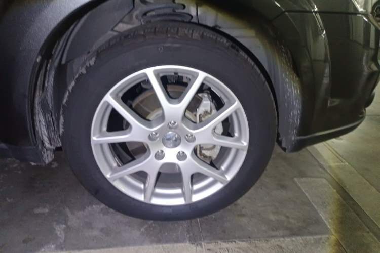 Used Dodge Journey 2013 2.4L Two-Wheel Drive Luxury Version Right Front Wheel Hub