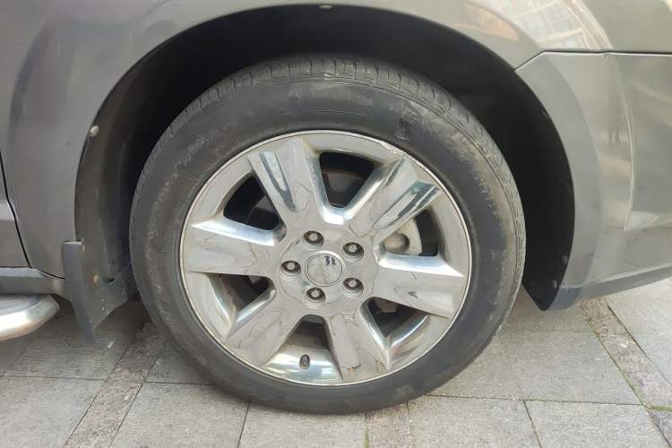 Used Dodge Journey 2013 2.4L Two-Wheel Drive Luxury Version Right Front Wheel Hub