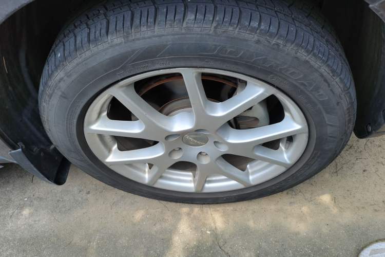 Used Dodge Journey 2013 2.4L Two-Wheel Drive Luxury Version Right Front Wheel Hub