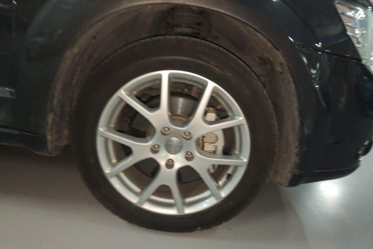 Used Dodge Journey 2013 2.4L Two-Wheel Drive Luxury Version Right Front Wheel Hub