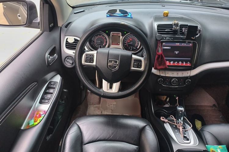 Used Dodge Journey 2013 2.4L Two-Wheel Drive Luxury Version Steering Wheel