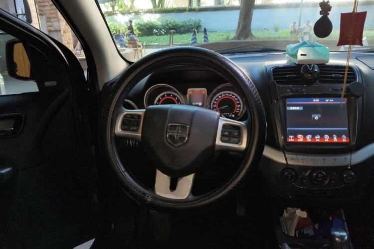 Used Dodge Journey 2013 2.4L Two-Wheel Drive Luxury Version Steering Wheel
