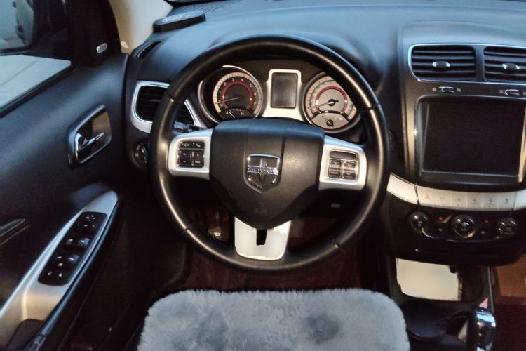 Used Dodge Journey 2013 2.4L Two-Wheel Drive Luxury Version Steering Wheel