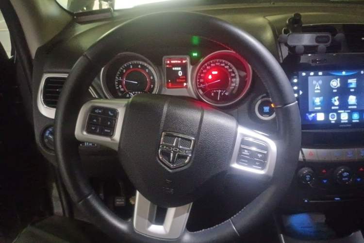 Used Dodge Journey 2013 2.4L Two-Wheel Drive Luxury Version Steering Wheel