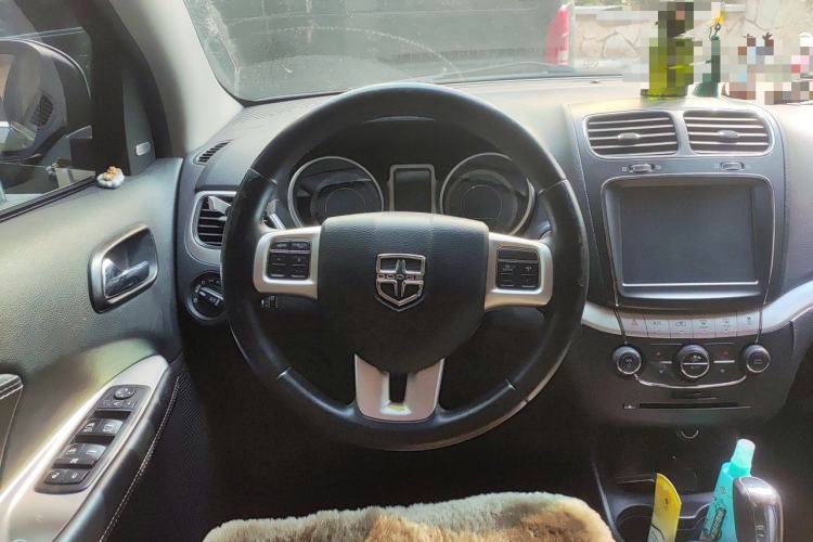 Used Dodge Journey 2013 2.4L Two-Wheel Drive Luxury Version Steering Wheel