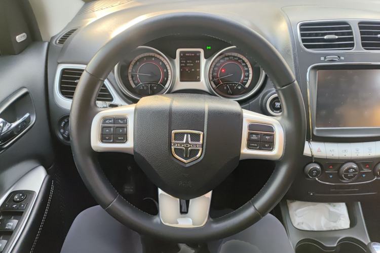 Used Dodge Journey 2013 2.4L Two-Wheel Drive Luxury Version Steering Wheel