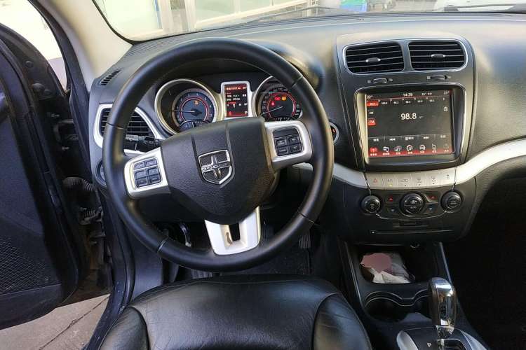 Used Dodge Journey 2013 2.4L Two-Wheel Drive Luxury Version Steering Wheel