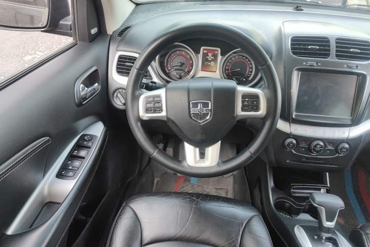 Used Dodge Journey 2013 2.4L Two-Wheel Drive Luxury Version Steering Wheel