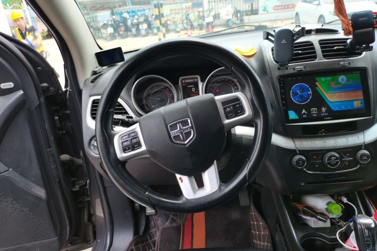 Used Dodge Journey 2013 2.4L Two-Wheel Drive Luxury Version Steering Wheel