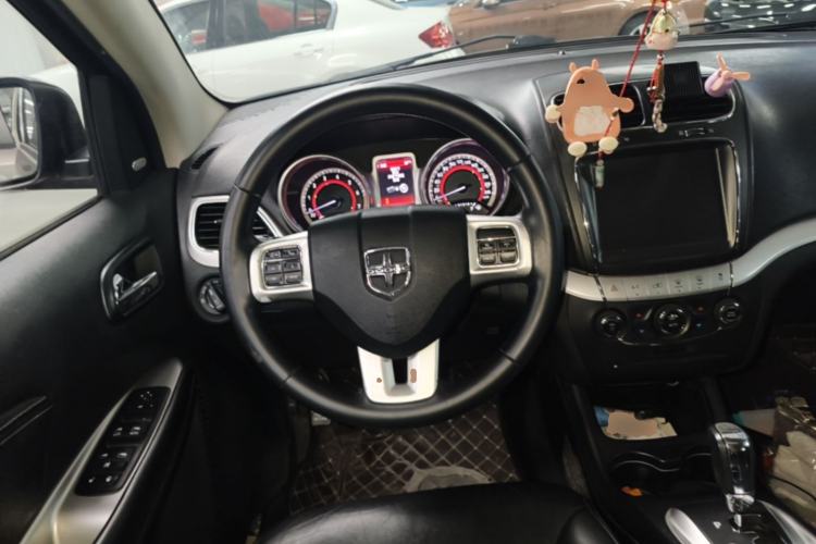 Used Dodge Journey 2013 2.4L Two-Wheel Drive Luxury Version Steering Wheel