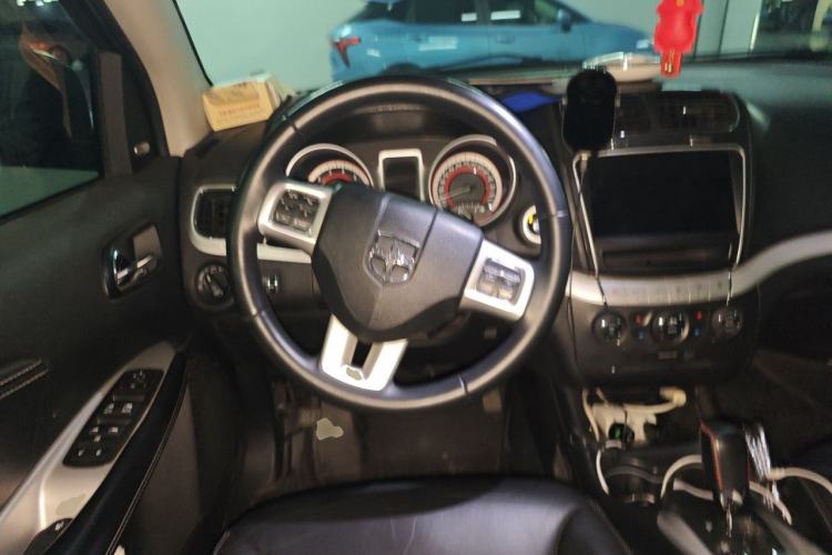 Used Dodge Journey 2013 2.4L Two-Wheel Drive Luxury Version Steering Wheel