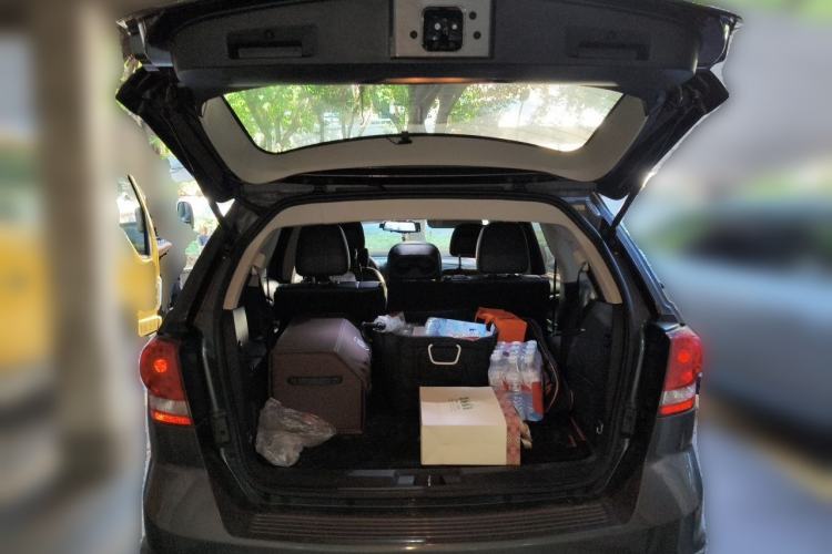 Used Dodge Journey 2013 2.4L Two-Wheel Drive Luxury Version Trunk