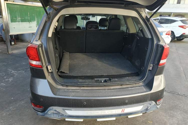 Used Dodge Journey 2013 2.4L Two-Wheel Drive Luxury Version Trunk