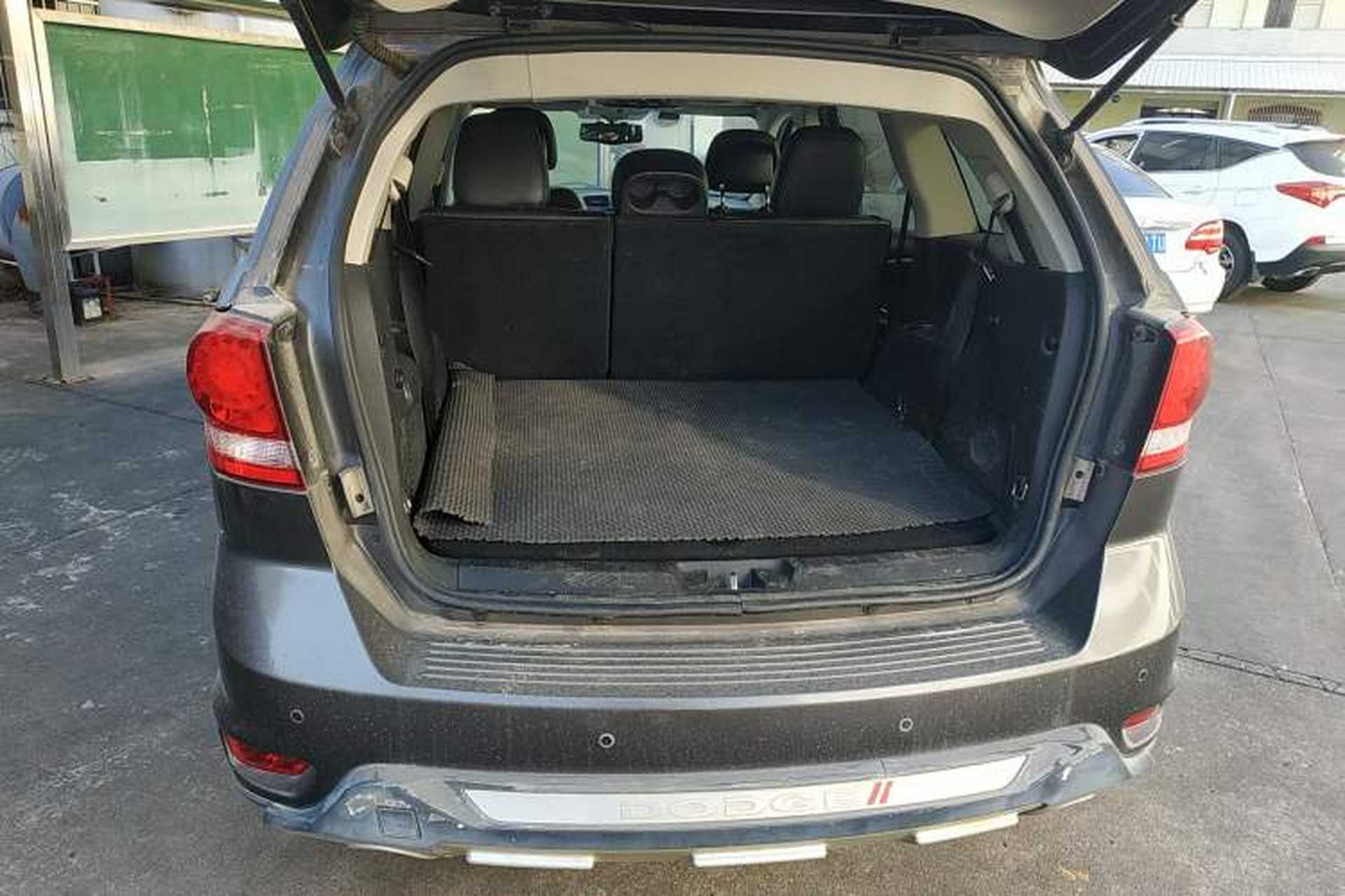 Used Dodge Journey 2013 2.4L Two-Wheel Drive Luxury Version Trunk