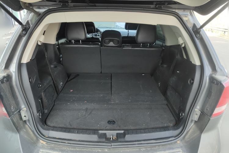 Used Dodge Journey 2013 2.4L Two-Wheel Drive Luxury Version Trunk