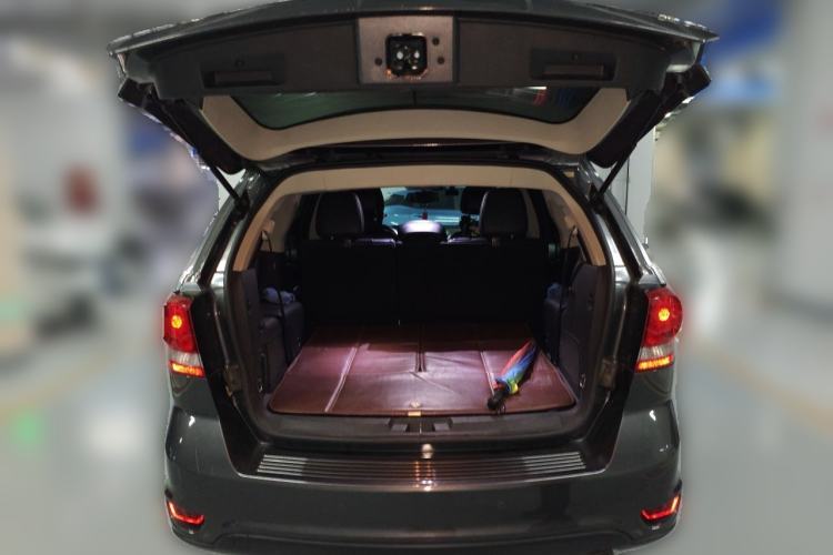 Used Dodge Journey 2013 2.4L Two-Wheel Drive Luxury Version Trunk