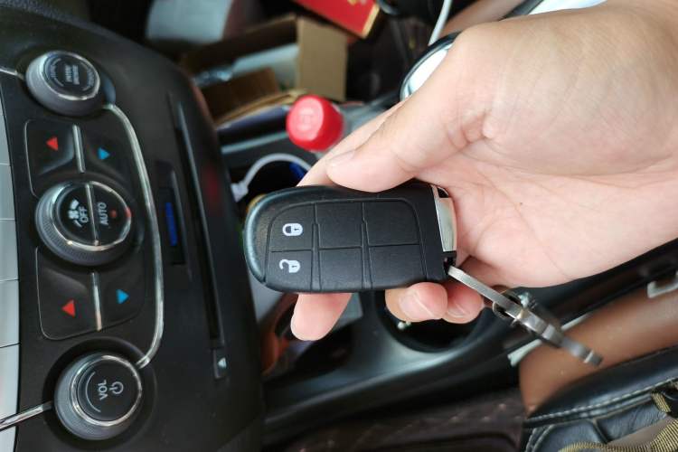Used Dodge Journey 2013 2.4L Two-Wheel Drive Luxury Version Vehicle Key