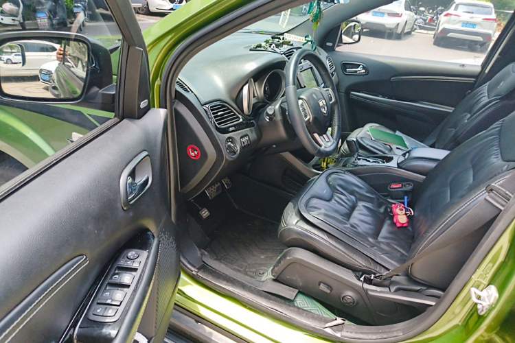 Used Dodge Journey 2013 2.4L Two-Wheel Drive Luxury Version Driver Seat