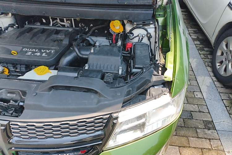Used Dodge Journey 2013 2.4L Two-Wheel Drive Luxury Version Engine Bay Left