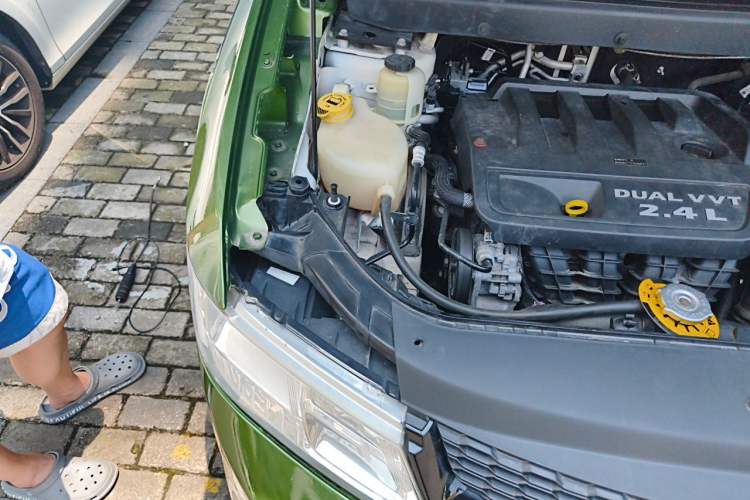 Used Dodge Journey 2013 2.4L Two-Wheel Drive Luxury Version Engine Bay Right
