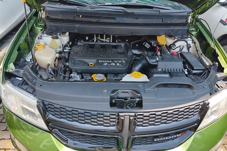 Used Dodge Journey 2013 2.4L Two-Wheel Drive Luxury Version Engine Bay