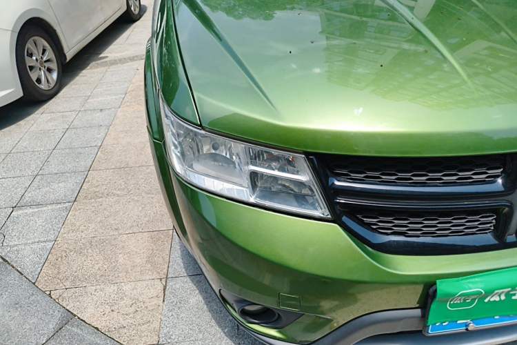 Used Dodge Journey 2013 2.4L Two-Wheel Drive Luxury Version Right Front Headlight