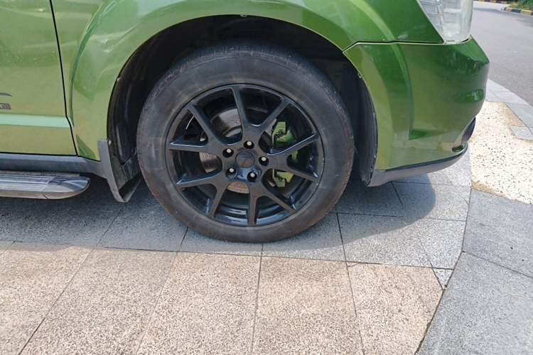 Used Dodge Journey 2013 2.4L Two-Wheel Drive Luxury Version Right Front Wheel Hub