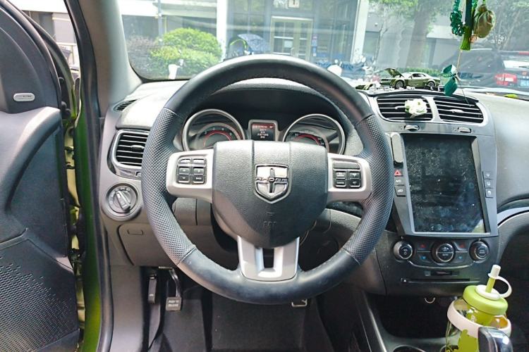 Used Dodge Journey 2013 2.4L Two-Wheel Drive Luxury Version Steering Wheel