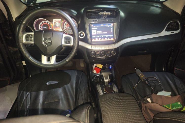 Used Dodge Journey 2013 2.4L Two-Wheel Drive Luxury Version Center Console