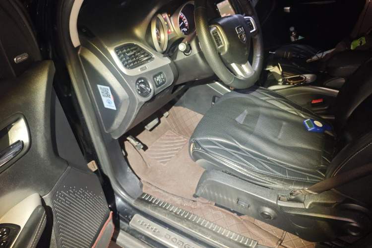 Used Dodge Journey 2013 2.4L Two-Wheel Drive Luxury Version Driver Seat