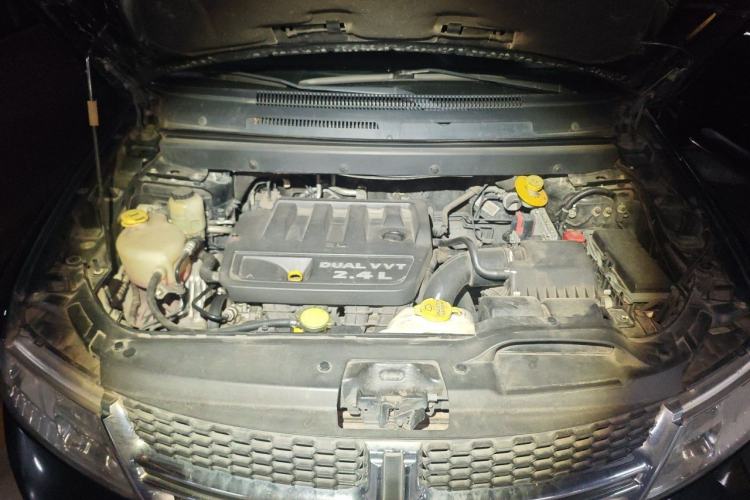 Used Dodge Journey 2013 2.4L Two-Wheel Drive Luxury Version Engine Bay
