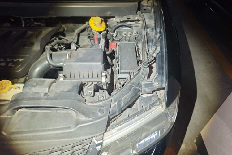 Used Dodge Journey 2013 2.4L Two-Wheel Drive Luxury Version Engine Bay Left