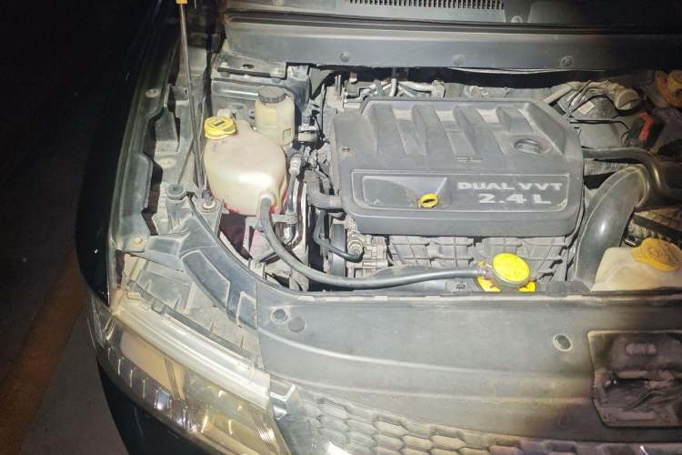 Used Dodge Journey 2013 2.4L Two-Wheel Drive Luxury Version Engine Bay Right