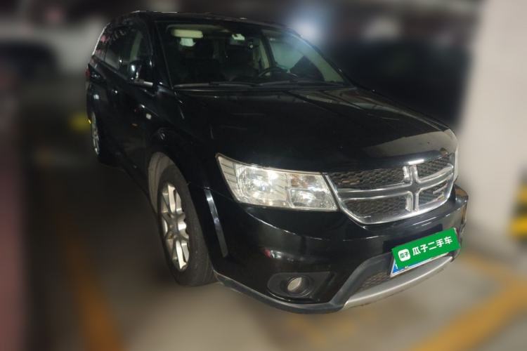 Used Dodge Journey 2013 2.4L Two-Wheel Drive Luxury Version Front Right 45 Deg