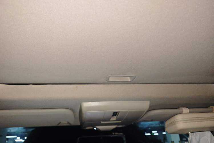 Used Dodge Journey 2013 2.4L Two-Wheel Drive Luxury Version Headliner