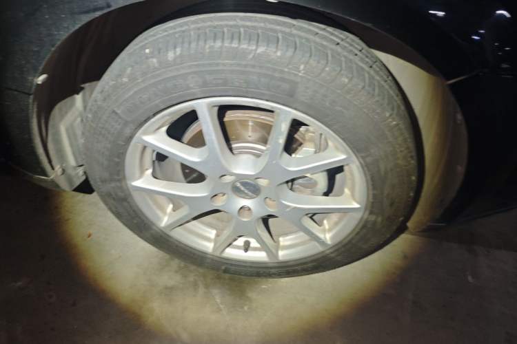 Used Dodge Journey 2013 2.4L Two-Wheel Drive Luxury Version Right Front Wheel Hub