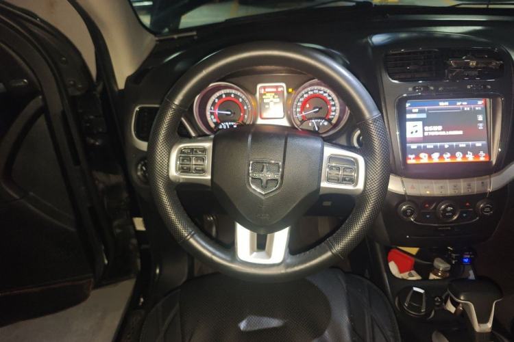 Used Dodge Journey 2013 2.4L Two-Wheel Drive Luxury Version Steering Wheel