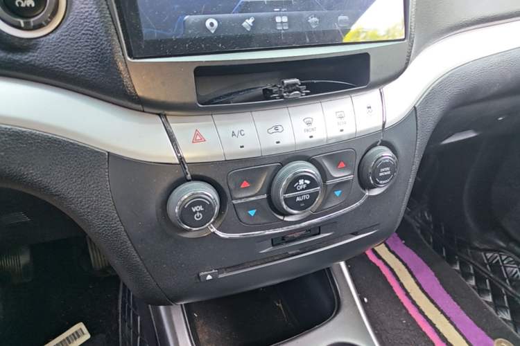 Used Dodge Journey 2013 2.4L Two-Wheel Drive Luxury Version Audio And AC Panel