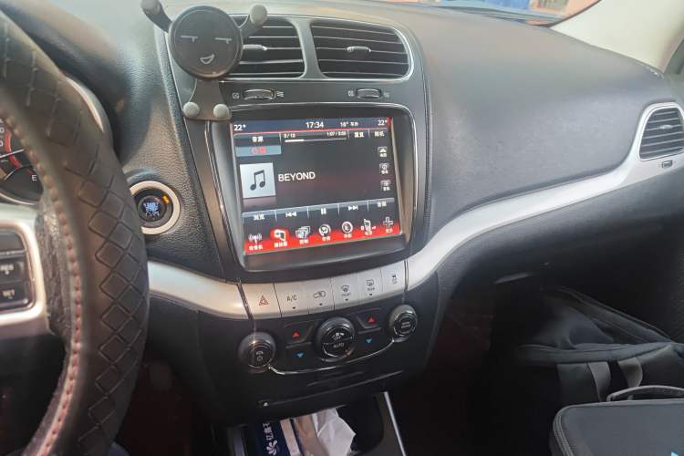 Used Dodge Journey 2013 2.4L Two-Wheel Drive Luxury Version Audio And AC Panel
