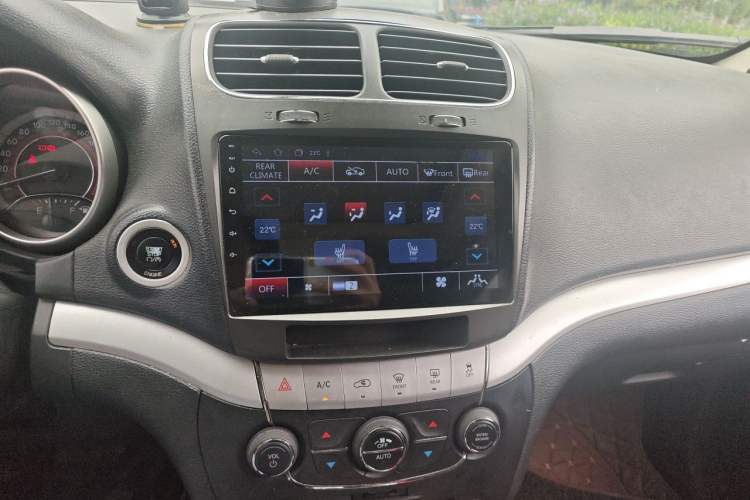 Used Dodge Journey 2013 2.4L Two-Wheel Drive Luxury Version Audio And AC Panel