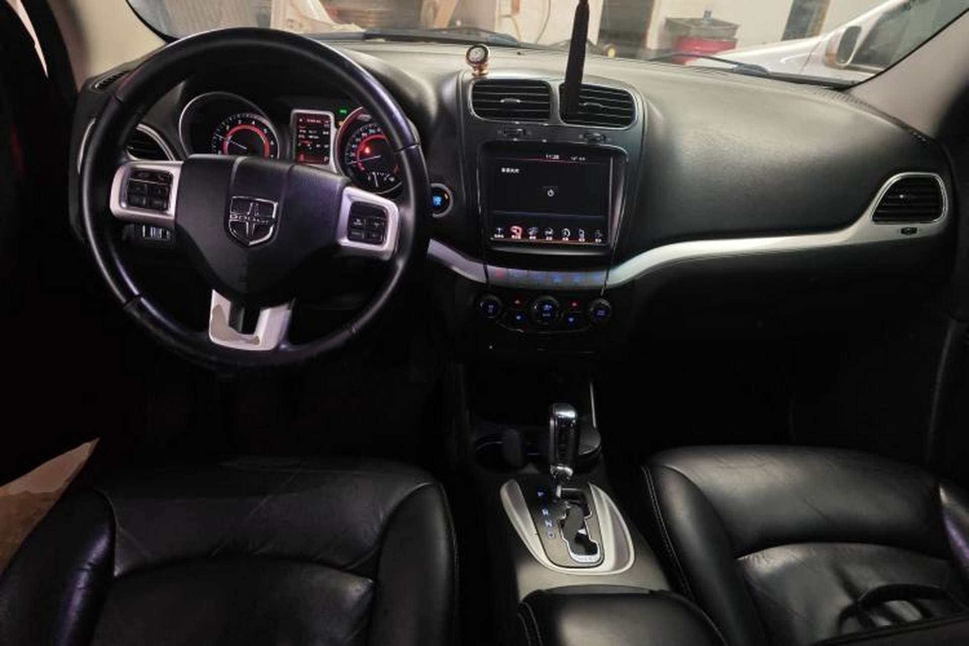 Used Dodge Journey 2013 2.4L Two-Wheel Drive Luxury Version Center Console