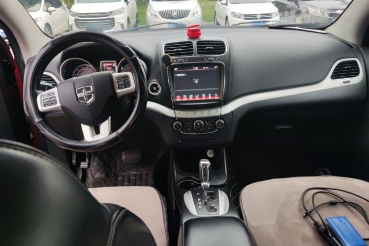 Used Dodge Journey 2013 2.4L Two-Wheel Drive Luxury Version Center Console