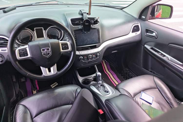 Used Dodge Journey 2013 2.4L Two-Wheel Drive Luxury Version Center Console
