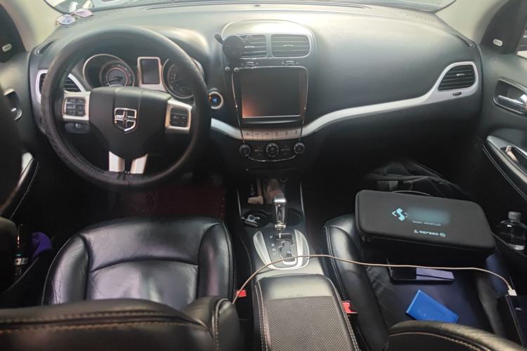 Used Dodge Journey 2013 2.4L Two-Wheel Drive Luxury Version Center Console
