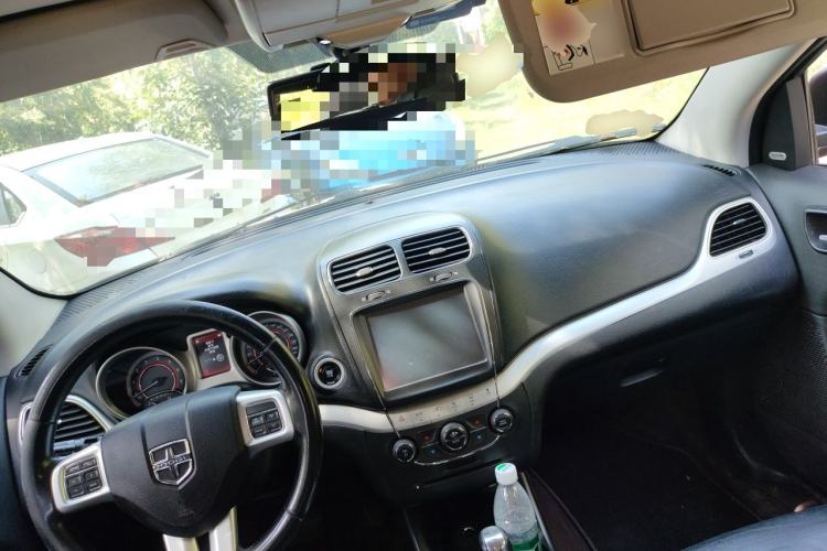 Used Dodge Journey 2013 2.4L Two-Wheel Drive Luxury Version Center Console