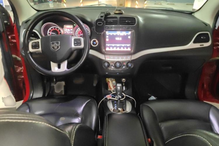 Used Dodge Journey 2013 2.4L Two-Wheel Drive Luxury Version Center Console