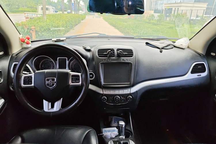 Used Dodge Journey 2013 2.4L Two-Wheel Drive Luxury Version Center Console