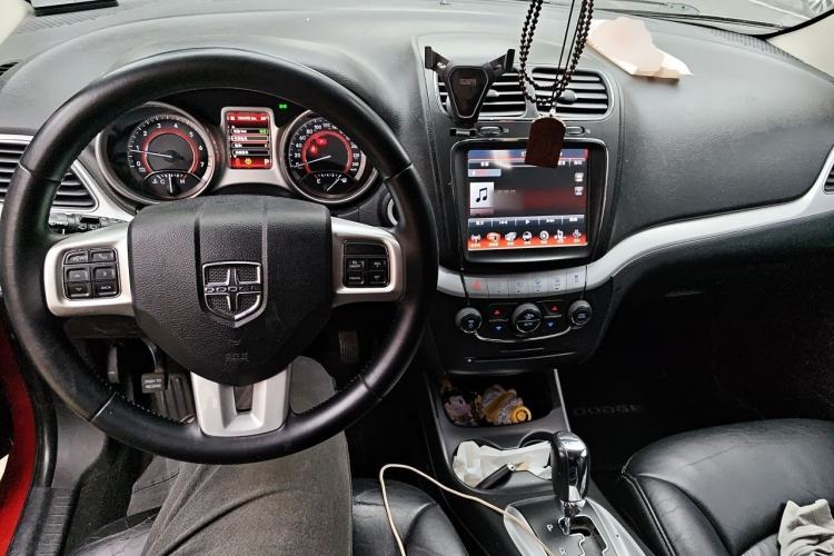 Used Dodge Journey 2013 2.4L Two-Wheel Drive Luxury Version Center Console