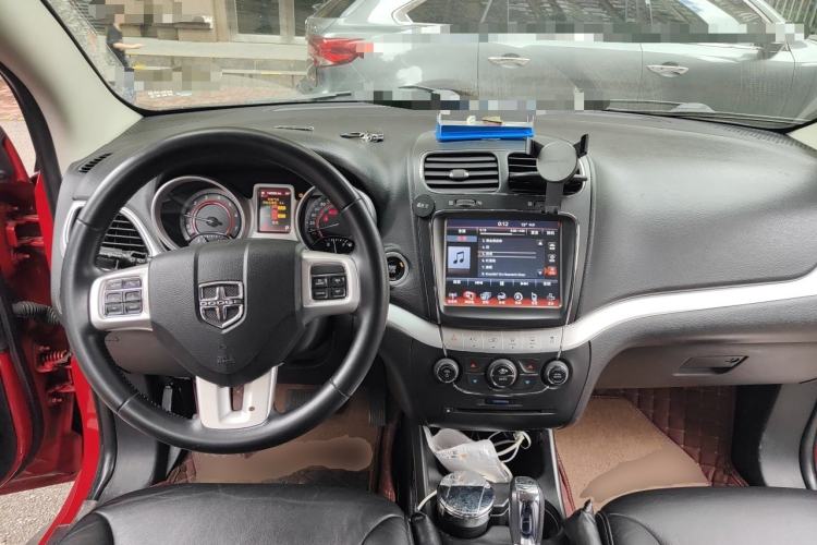 Used Dodge Journey 2013 2.4L Two-Wheel Drive Luxury Version Center Console