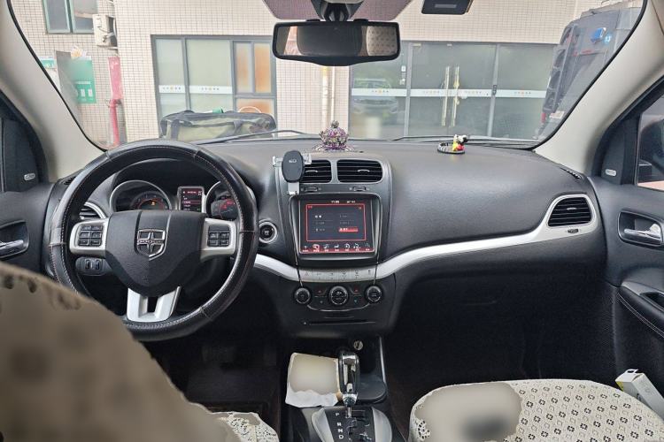 Used Dodge Journey 2013 2.4L Two-Wheel Drive Luxury Version Center Console